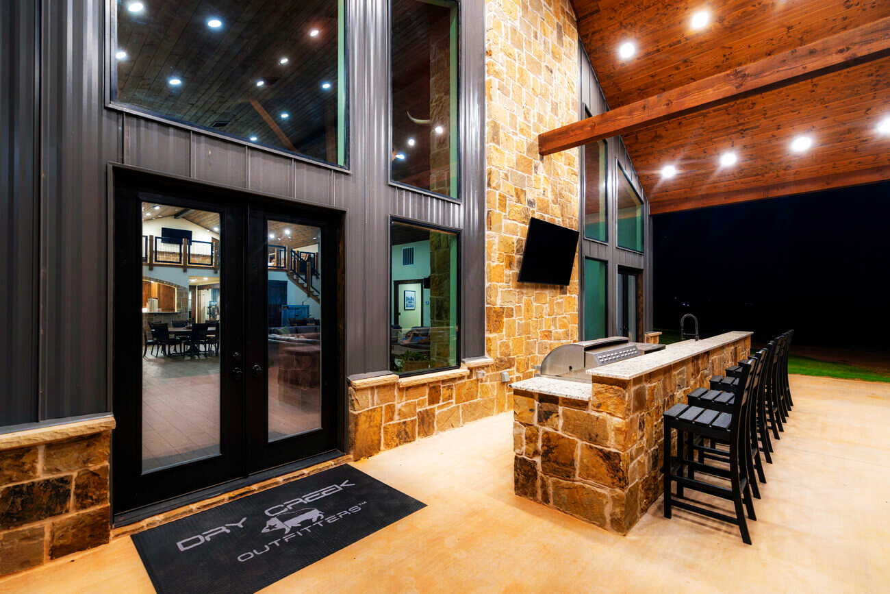 Covered patio bar with stools at The Lodge at Dry Creek